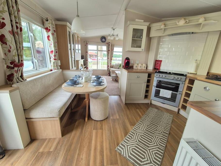 Amazing 2bedroom Caravan In Lincoln, *