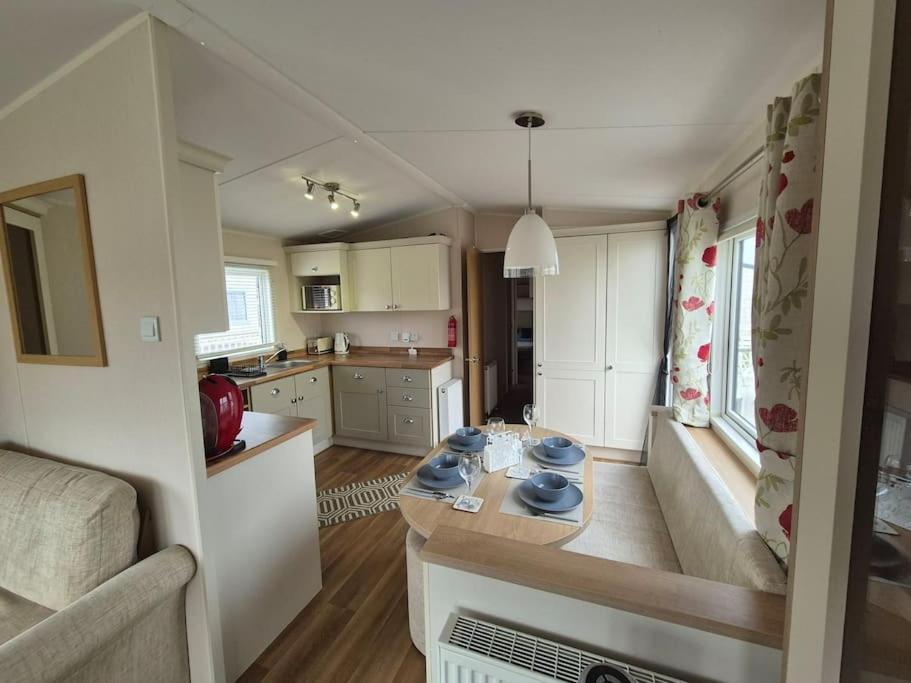 Amazing 2bedroom Caravan In Lincoln, Holiday home *
